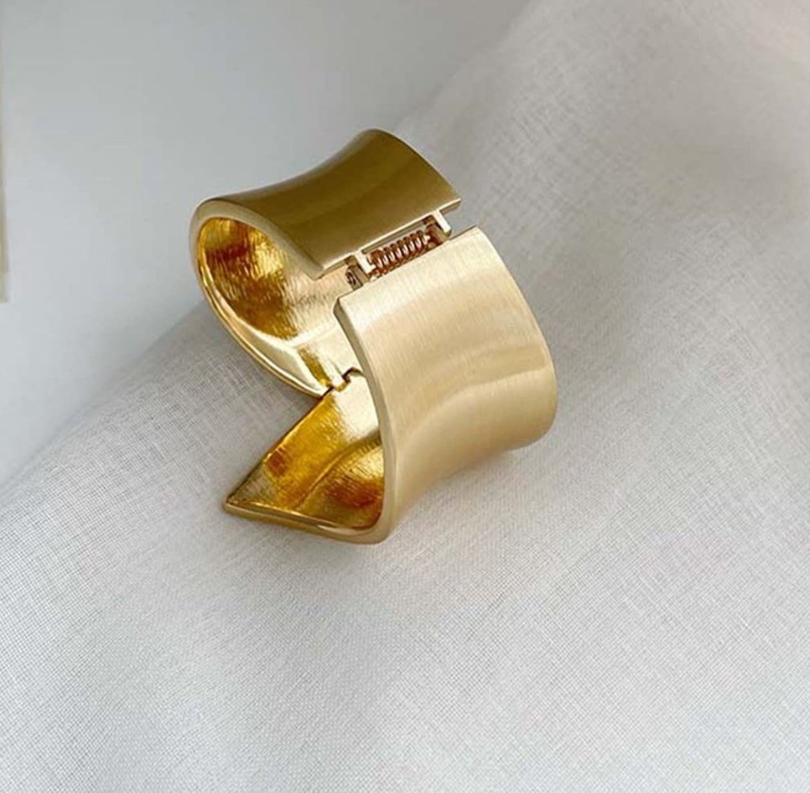 The viral matte hand cuff