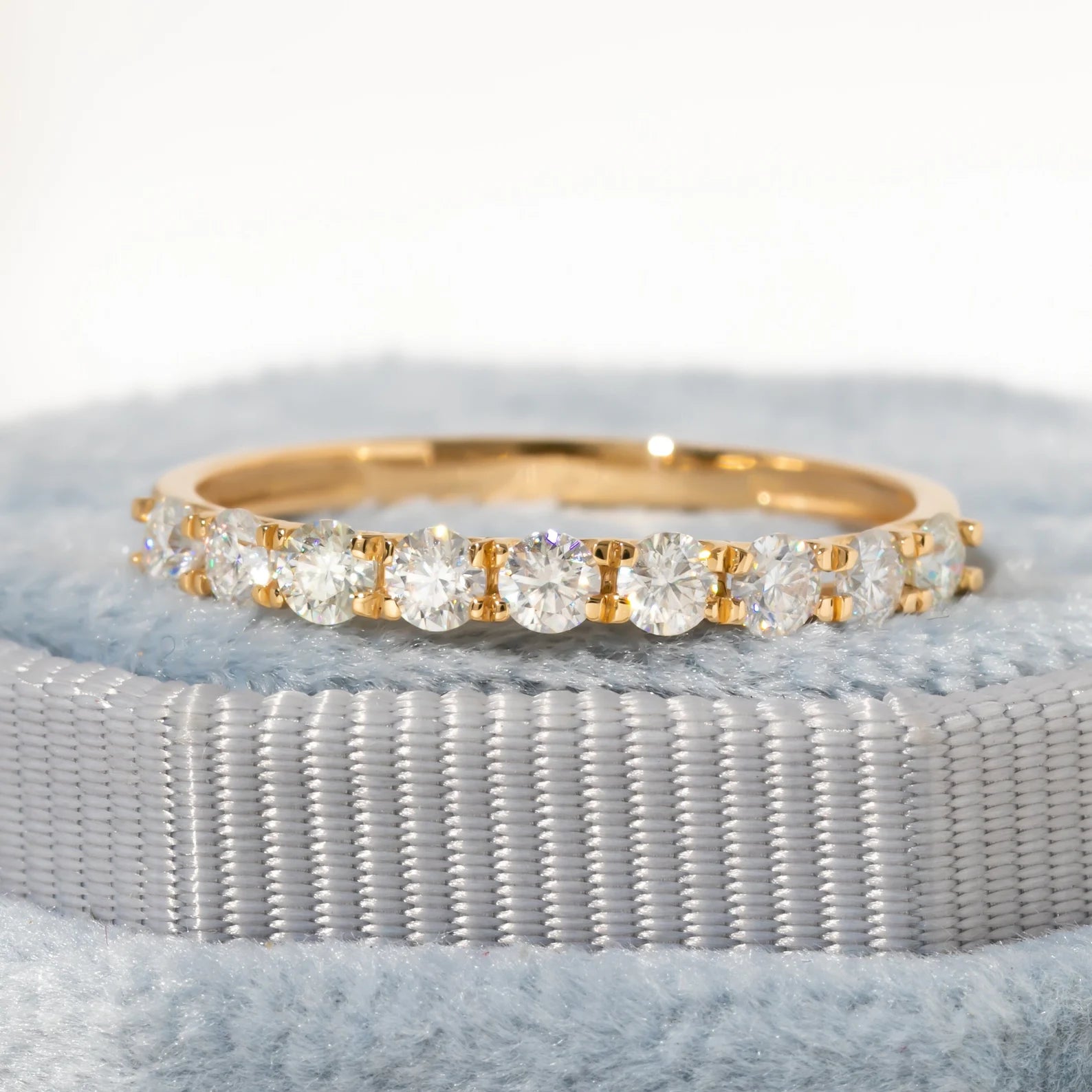 The ring band (white)