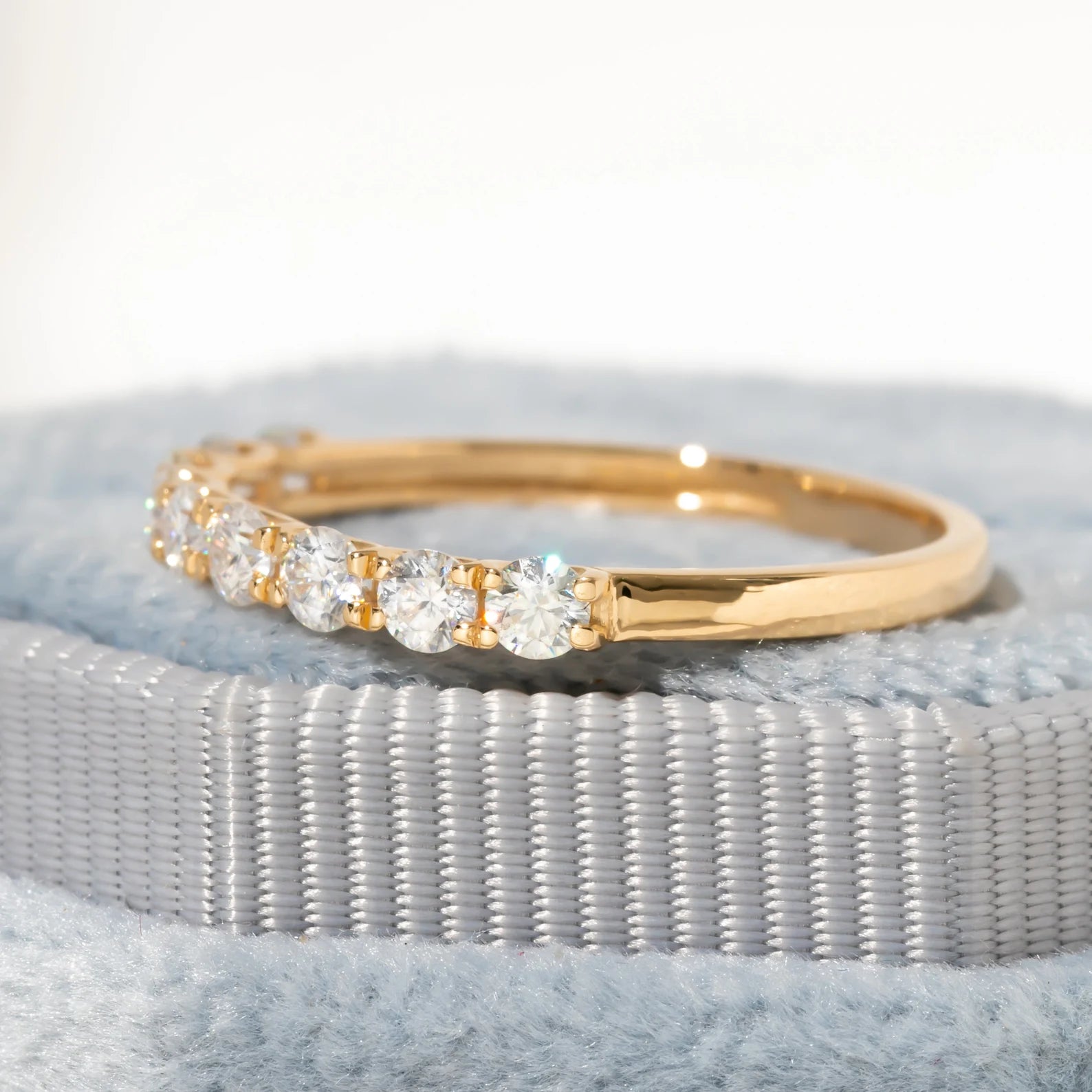 The ring band (white)