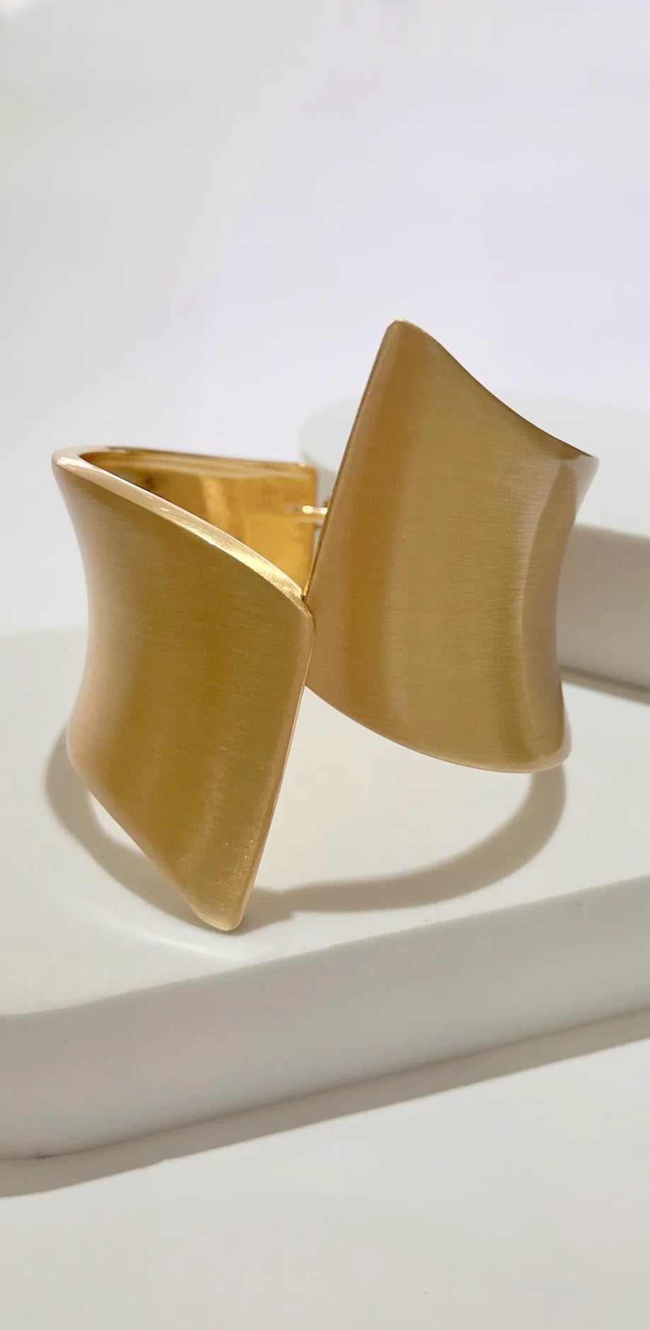 The viral matte hand cuff