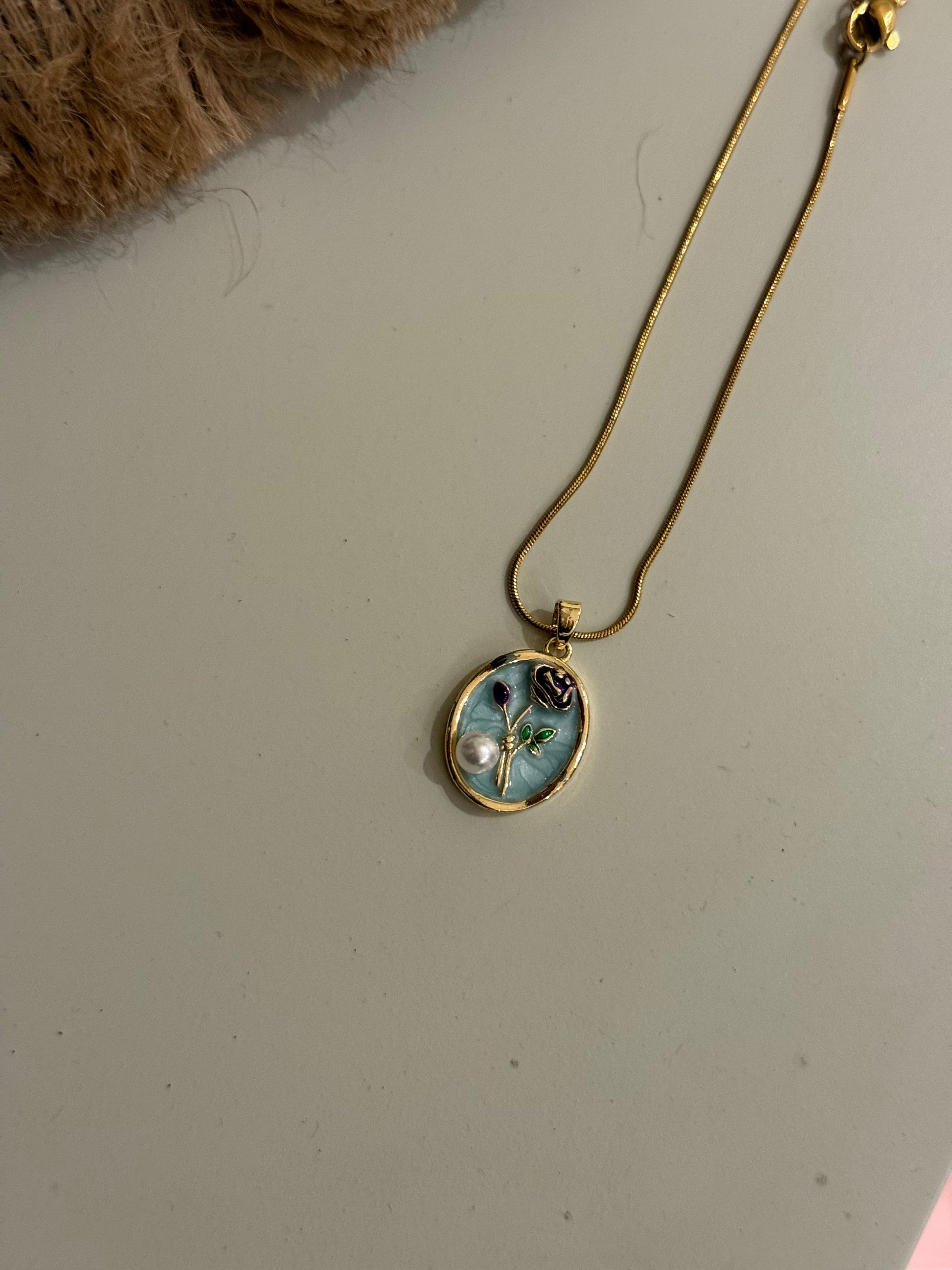 The floral pendant