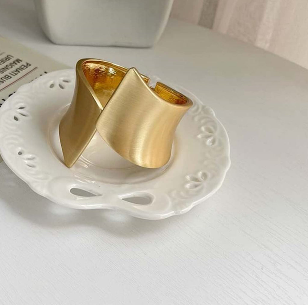 The viral matte hand cuff