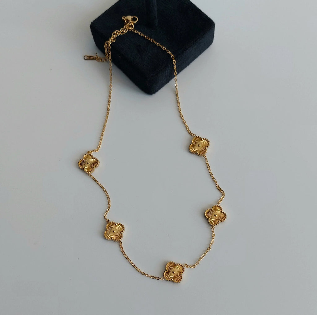 The clover necklace