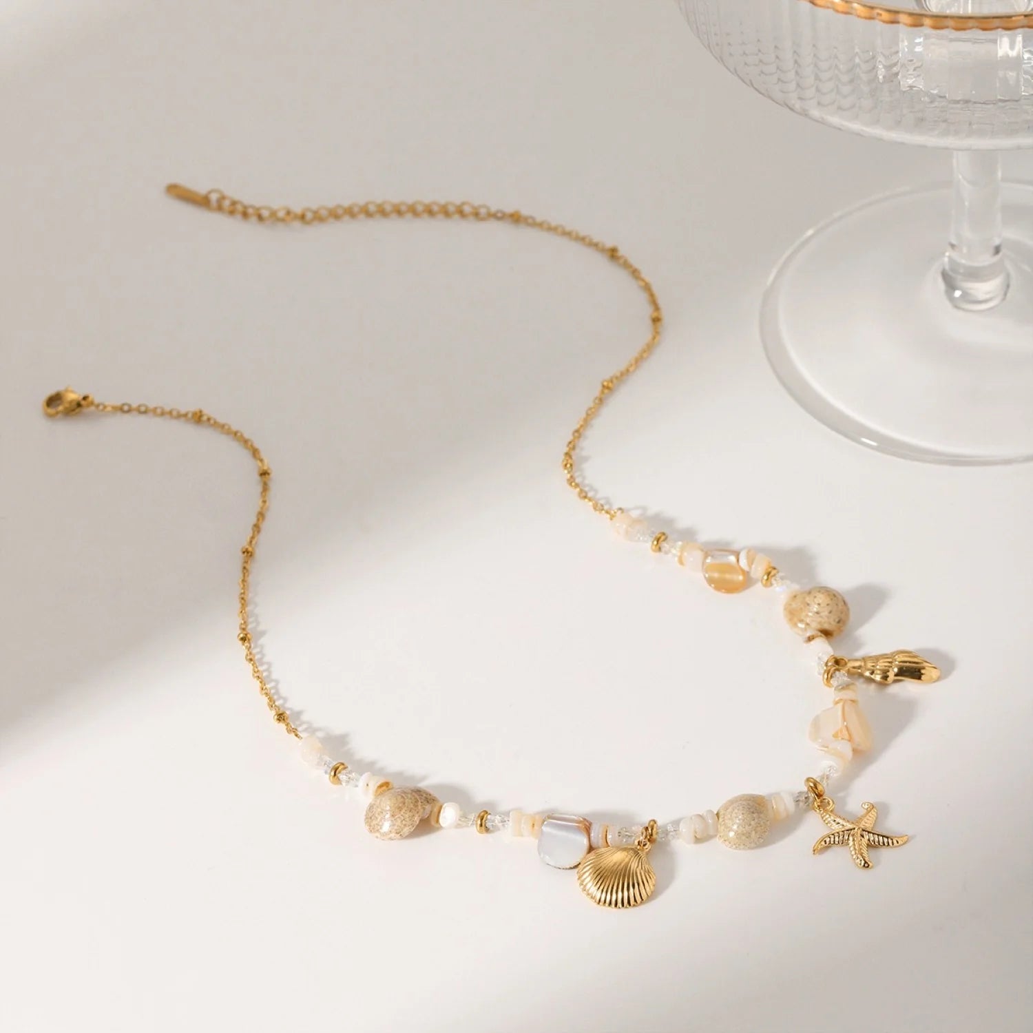 The seashells necklace