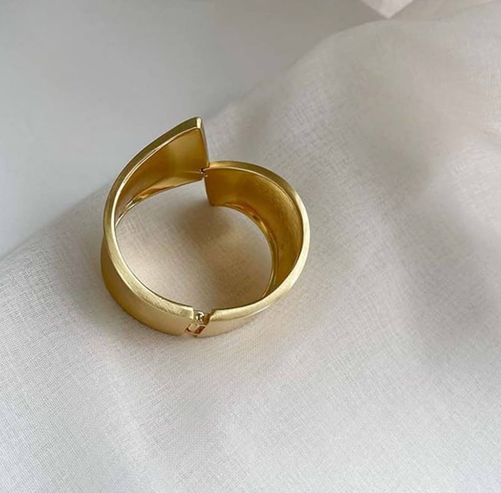 The viral matte hand cuff