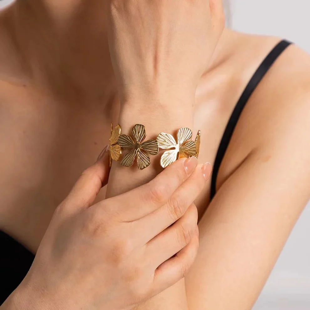 Flora adjustable handcuff